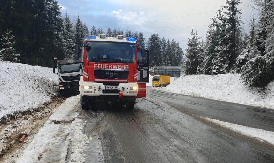 LKW im Straßengraben